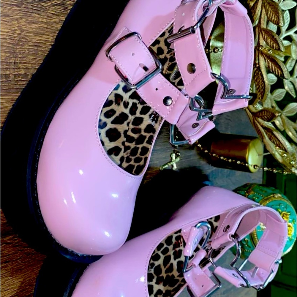 NEVER WORN size 7 cute pink hearts DEMONIAS